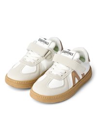 Hvide sneakers med en beige accent, der har en åndbar overdel, snørebånd og velcro lukning, stribet gummisål og et trekantsmønster.