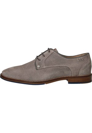 Grijze leren herenschoenen met een gestructureerd oppervlak, vetersluiting, bruine gestikte zool en lage hak.