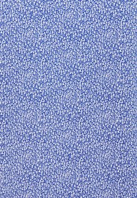 Textiel met een blauwe achtergrond en een ingewikkeld patroon van kleine witte stippen, gelijkmatig over het oppervlak verdeeld.