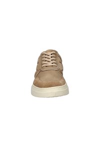 Tan suède en stoffen sneaker met een ronde neus, platte veters en een crèmekleurige rubberen zool. Stikdetails langs de bovenkant.
