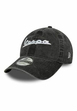 Gorra de béisbol negra ajustable con el texto "Vespa" bordado en blanco en el frente, un logo de New Era en el lateral y una pegatina en la visera.