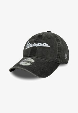 Gorra de béisbol negra ajustable con el texto "Vespa" bordado en blanco en el frente, un logo de New Era en el lateral y una pegatina en la visera.