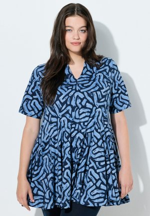 Blaues kurzärmeliges Oberteil mit V-Ausschnitt, das ein fließendes Design und abstrakte hellblaue Muster auf einem dunkleren blauen Hintergrund zeigt.