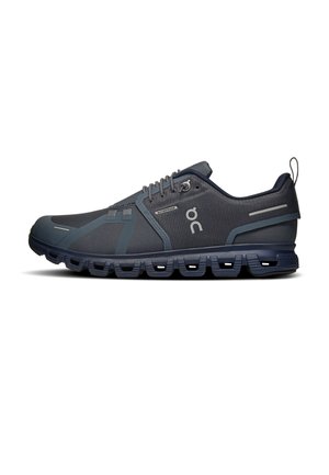Dunkelblauer, sportlicher Laufschuh mit Mesh-Obermaterial, markant segmentierter Sohle, Schnürverschluss, kleinem wasserdichtem Label und On Running-Logo an der Seite.