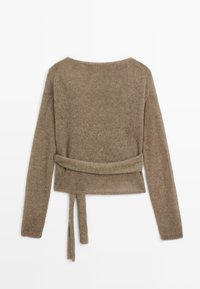 Brauner, gestrickter Pullover mit langen Ärmeln, rundem Ausschnitt und einem Gürtel zum Binden in der Taille. Weiche Textur, cropped Design und einfarbiges Muster.