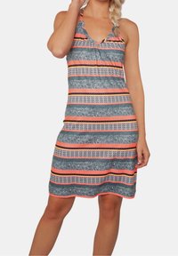 Robe sans manches avec une base grise, présentant des rayures horizontales aux motifs orange, noir et blanc. Tissu doux avec une coupe décontractée.