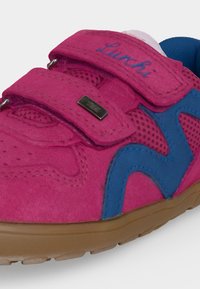 Baskets enfant rose et bleu avec deux bandes velcro, semelle en caoutchouc et détails cousus sur fond blanc.
