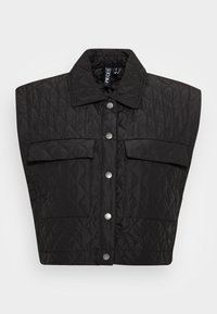 Gilet trapuntato nero con colletto strutturato, chiusura a bottoni e due tasche frontali. Presenta un tessuto morbido e testurizzato con motivi a rombi.