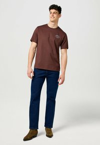 Wrangler SHORT SLEEVE - T-shirt print - mahogany