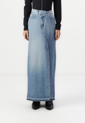 Jupe maxi en denim bleu clair avec une coupe droite, taille haute, poches avant et un dégradé subtil ; l'ourlet a une finition soignée.
