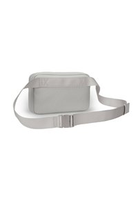 Šedá crossbody taška obdélníkového tvaru, vyrobená z odolného materiálu, s nastavitelným popruhem a plastovou sponou. Hladký, minimalistický design.