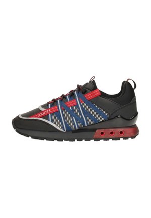 Zwarte sneakers met blauwe en rode netaccenten, ronde veters en een cushioned rode zool met luchtgaatjes voor ventilatie.