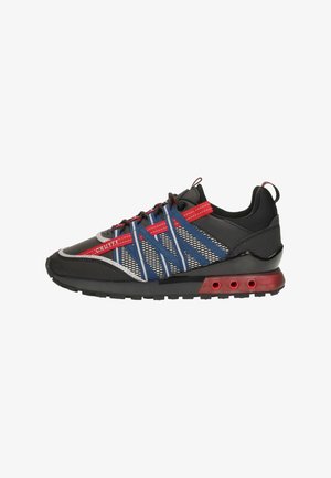 Zwarte sneakers met blauwe en rode netaccenten, ronde veters en een cushioned rode zool met luchtgaatjes voor ventilatie.