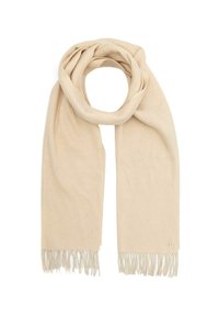 Beżowy wełniany szalik z frędzlami po obu końcach, luźno ułożony w okrągły kształt na białym tle.