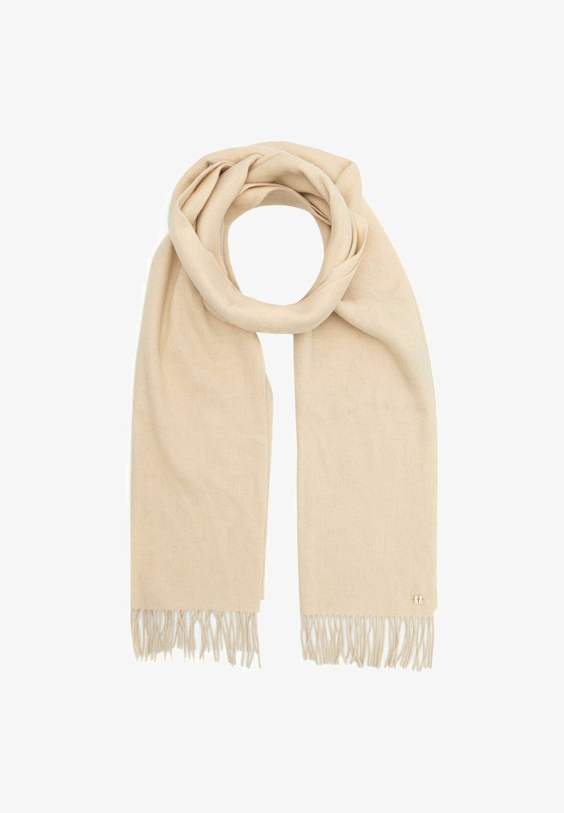 Beżowy wełniany szalik z frędzlami po obu końcach, luźno ułożony w okrągły kształt na białym tle.