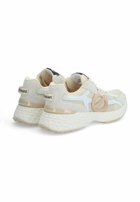Baskets de sport beiges avec une tige en maille et en suède, accents blancs, semelle épaisse et texturée, et détail de marque au talon.