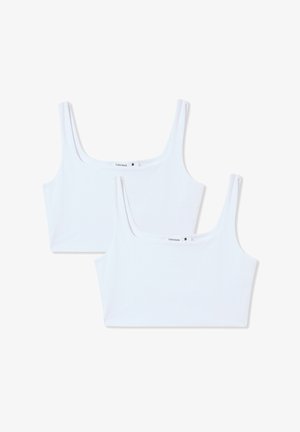 Białe topy w stylu crop wykonane z miękkiego, prążkowanego materiału. Z szerokimi ramiączkami i okrągłym dekoltem. Dwa identyczne egzemplarze pokazane razem.