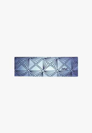 Blau-graues rechteckiges Stoffstirnband mit schwarzen geometrischen Diamant- und Linienmustern, auf einer Ecke mit dem Markenlogo "P.A.C." versehen.