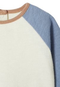 Cremfarbener Strickoberteil mit blauen Raglanärmeln und beigem Besatz am runden Halsausschnitt, ausgestattet mit einem metallenen Druckknopfverschluss auf der Rückseite.