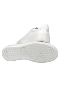Weiße Leder-Sneaker mit einer glatten Oberseite, runder Spitze und einer strukturierten Gummisohle, die ein Rautenmuster und ein dezentes Logodetail an der Ferse aufweist.