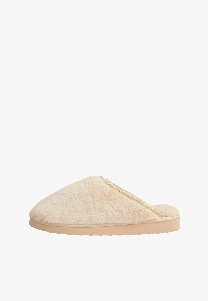 Pantofole in pelliccia beige a forma rotonda, con una parte superiore testurizzata e una suola piatta in gomma chiara. Presentano un delicato accento in pizzo lungo il bordo.