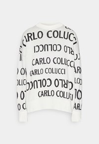 Suéter blanco con un patrón de texto negro repetido que dice "CARLO COLUCCI". Cuello redondo y puños y dobladillo acanalados. Textura de punto suave.