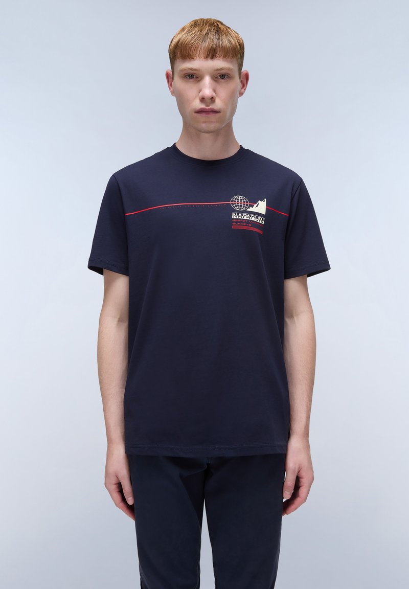 Camiseta de algodón azul marino de manga corta, con un diseño gráfico en rojo y blanco. Corte recto con cuello redondo y costuras mínimas.