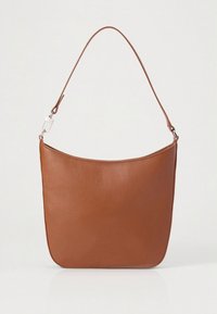 Sac à bandoulière en cuir marron avec une silhouette courbée, une seule bandoulière et une texture lisse. Design minimaliste sans détails de ferrures visibles.