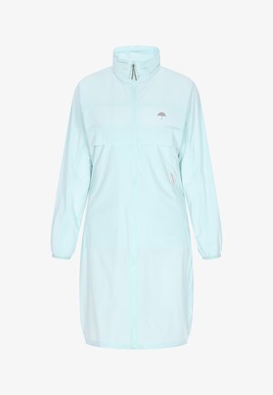 Hele sinine tuulejope, millel on püsti seisev krae, lukuga sulgemine ja kaks küljetaskut. Seljal on õrn logo ja elastsed mansetid.