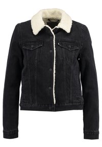 Veste en denim noire avec un col en sherpa doux de couleur crème. Comprend deux poches poitrine et une fermeture à boutons sur le devant. Design classique avec des manches longues.