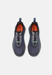 Scarpe da trail running in blu navy e grigio con tomaia testurizzata, lacci verdi, anelli superiori e soletta arancione; complete di una suola ammortizzata.