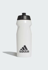 Botella de agua deportiva blanca con tapa negra y logo de Adidas. Presenta una forma contorneada para un mejor agarre y un boquilla para facilitar la bebida.