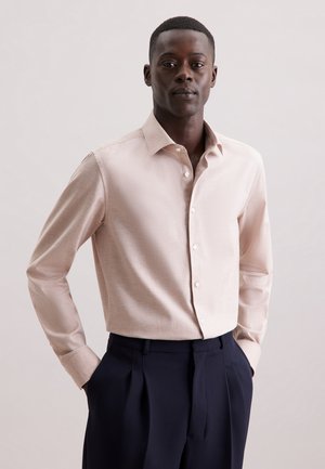 Lichtroze overhemd met lange mouwen, met een button-down kraag en een frontplacket, gecombineerd met donkere marineblauwe broek. Gladde stofstructuur, tailored fit.