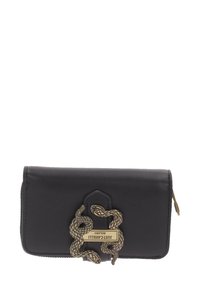 Portafoglio in pelle nera con un prominente fermaglio a forma di serpente dorato e logo impresso. Design rettangolare compatto con texture liscia.