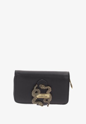 Portafoglio in pelle nera con un prominente fermaglio a forma di serpente dorato e logo impresso. Design rettangolare compatto con texture liscia.