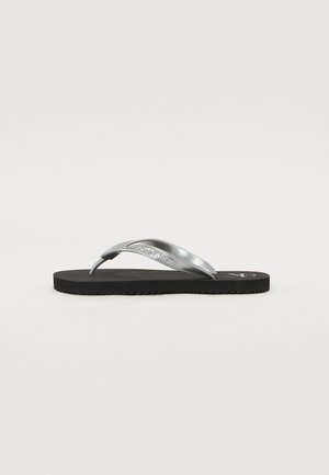 Sandale flip-flop argintii cu o talpă din cauciuc texturat negru. Prezintă o curea lucioasă și detalii cu logo embosat pe curea.