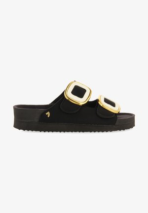 Chanclas negras de ante con dos hebillas cuadradas en tono dorado. Cuentan con una suela negra texturizada y un diseño plano para mayor comodidad.
