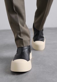 Marni Klassikalised poolsaapad - black