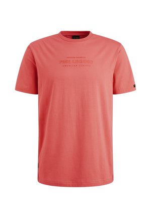 Koraleowa bawełniana koszulka z okrągłym dekoltem, krótkimi rękawami, wytłoczonym napisem "PME LEGEND AMERICAN CLASSIC" na przodzie oraz logo na lewym rękawie.