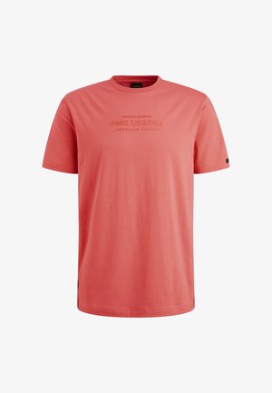 Koraalgekleurde katoenen t-shirt met een ronde hals, korte mouwen, reliëf tekst "PME LEGEND AMERICAN CLASSIC" op de voorkant en logo op de linker mouw.