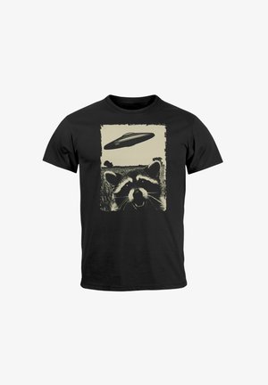 Schwarzes T-Shirt mit einem grafischen Druck eines Waschbären und einem UFO, versehen mit einer Vintage-Illustration und einem cremefarbenen Druck auf der Vorderseite.