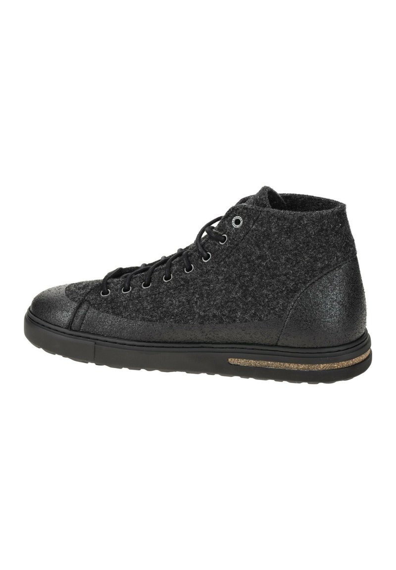Sneaker high-top in felt nero con una finitura testurizzata, suola in gomma e dettagli metallici. Presenta occhielli e lacci per una vestibilità sicura.