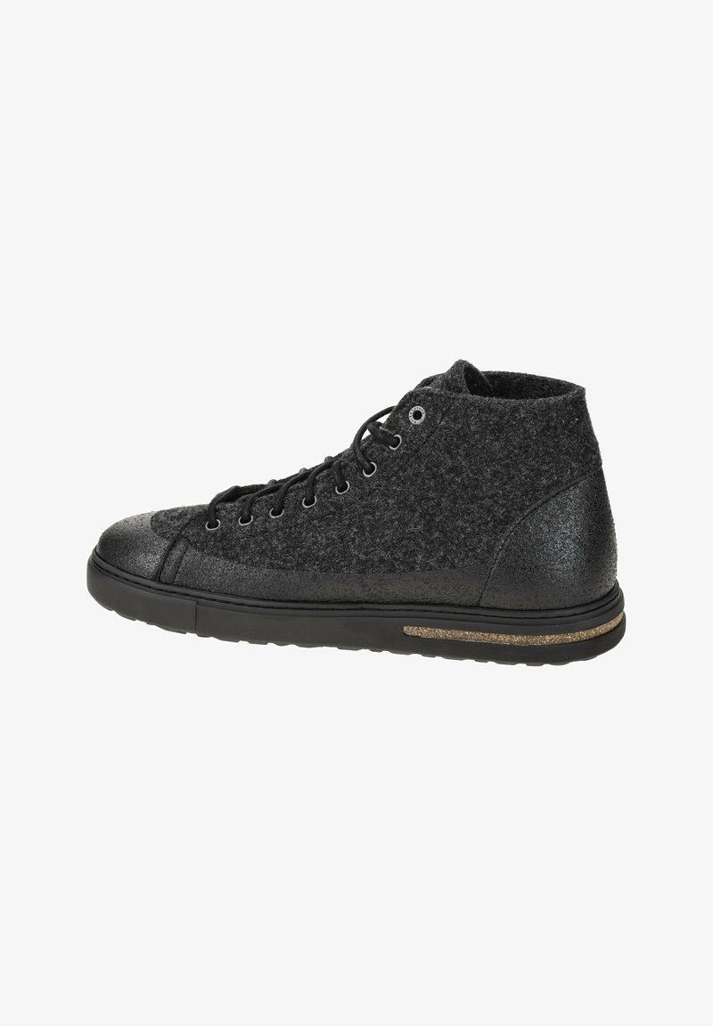 Sneaker high-top in felt nero con una finitura testurizzata, suola in gomma e dettagli metallici. Presenta occhielli e lacci per una vestibilità sicura.