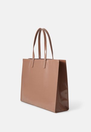 Sac cabas rectangulaire brillant couleur taupe avec deux longues anses, debout sur un fond blanc.