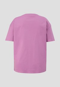 Roze katoenen T-shirt met een relaxte pasvorm, ronde hals, korte mouwen en een soepele textuur. De achterkant toont een strak ontwerp.