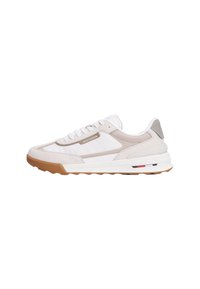 Sneaker con una parte superiore in mesh bianco e suede, accenti grigio chiaro, una suola imbottita e una suola in gomma naturale con dettagli blu e rossi.