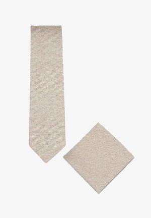 Beige strukturierte Krawatte und passendes Einstecktuch auf weißem Hintergrund, beide aus gewebtem Stoff.