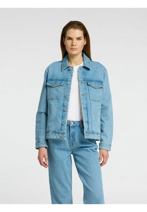 Lysblå denimjakke med knaplukning fortil, to brystlommer og en klassisk krave. Materialet ser robust ud med en let falmet finish.