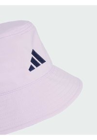 Cappello a secchiello di colore lilla realizzato in tessuto morbido con una larga tesa. Presenta un logo adidas di colore blu scuro sul lato e dettagli di cucitura ben visibili.