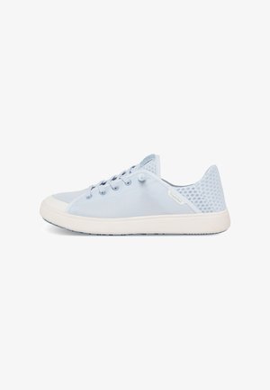 Chaussure décontractée bleu clair avec une tige en mesh, semelle blanche plate, bout rond et œillets en métal pour les lacets. Accents texturés sur le talon.